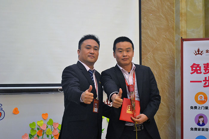 金艾陶瓷磚營銷總經理羅勝為開拓冠軍（高抗）頒獎