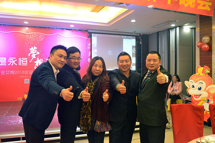 金艾陶領(lǐng)導(dǎo)和媒體人金大姐合影留念