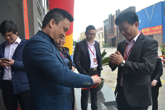 金艾陶瓷磚營銷總經理羅勝派利是