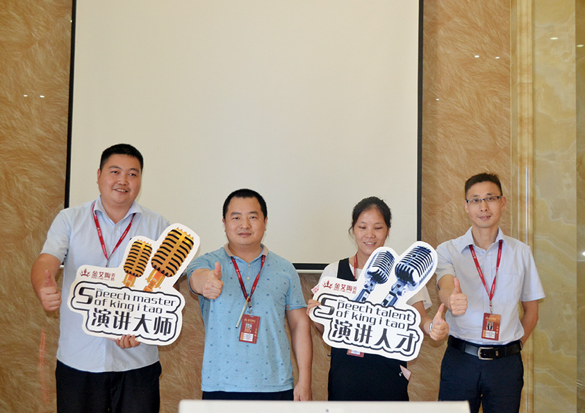 后勤線獲獎(jiǎng)人員上臺(tái)領(lǐng)獎(jiǎng)