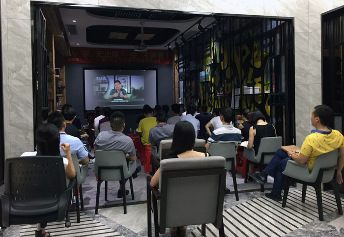 2017年7月1日，陶瓷一線品牌金艾陶瓷磚管理層、銷售精英齊聚總部O2O體驗區舉行“學，無止境！生，不停息”學習分享會。此次分享會中，與會人員就學習《關鍵對話》進行交流與分享，佛山樊登讀書會還派遣了兩位工作人員跟我們分享學習心得。