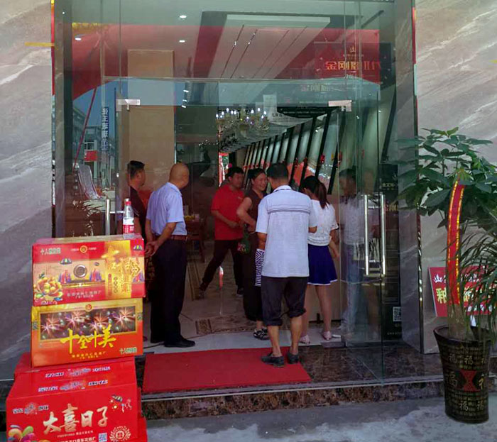 2017年7月12日，安徽葉集金寨彩旗飄揚，鑼鼓齊響、人聲鼎沸。來自金寨數百名業主齊聚活動現場，共同見證陶瓷一線品牌金艾陶瓷磚葉集店的盛大開業。