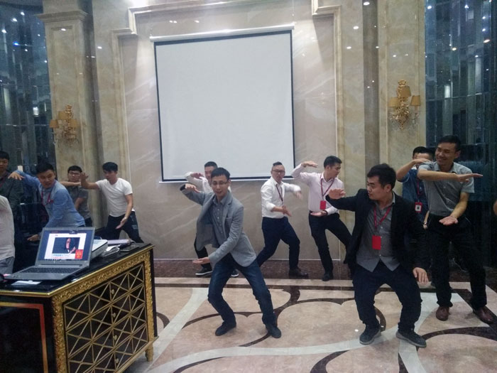 2017年11月2日晚，生命不息，學習不止金艾陶法定學習日，11月全公司人員學習會圓滿結束，一起分享《干法》，樂于工作，開心生活，即使在苦難中，只要拼命工作，就能帶來不可思議的好運。過好每一天，就是成功之道！