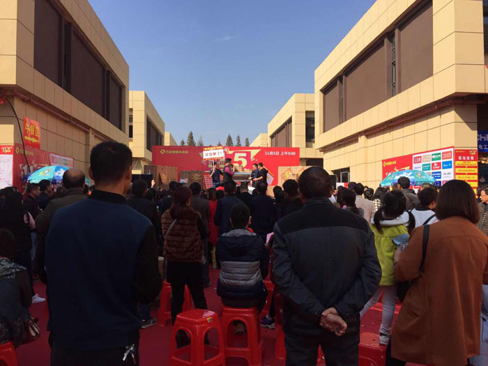 2017年11月5日，百盟光彩建材大市場邀約30家品牌商家聯(lián)合舉辦了本次的家居建材團購會，參加活動的消費者將現(xiàn)場的氛圍不斷推向高潮，金艾陶瓷磚品牌展位無論人氣、銷售都取得空前成功，彰顯品牌大氣風(fēng)范。