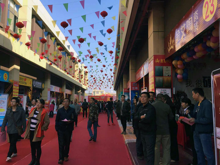 2017年11月5日，百盟光彩建材大市場邀約30家品牌商家聯(lián)合舉辦了本次的家居建材團購會，參加活動的消費者將現(xiàn)場的氛圍不斷推向高潮，金艾陶瓷磚品牌展位無論人氣、銷售都取得空前成功，彰顯品牌大氣風(fēng)范。