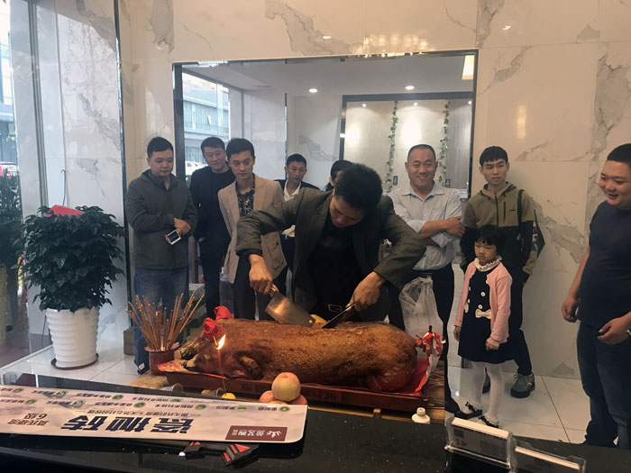 金艾陶瓷磚品牌作為陶瓷一線品牌,近年來不斷的推出爆款新品,受到眾多消費者的喜愛。2017年11月19日,一群朝氣蓬勃的金艾陶人正在緊張有序的忙碌著,為金艾陶中山古鎮店即將開始的開業典禮做最后的準備。 上午10點28分,鑼鼓喧天,掌聲震動,金艾陶中山古鎮專賣店迎來了盛大開業的良辰吉時。?