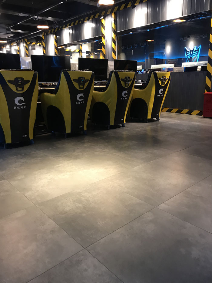 金艾陶現(xiàn)代仿古磚案例:別說(shuō)了,一起去這個(gè)1000方的網(wǎng)咖開黑!