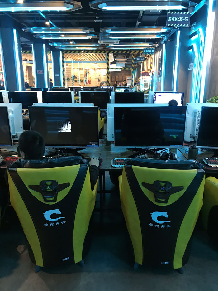 金艾陶現(xiàn)代仿古磚案例:別說(shuō)了,一起去這個(gè)1000方的網(wǎng)咖開黑!