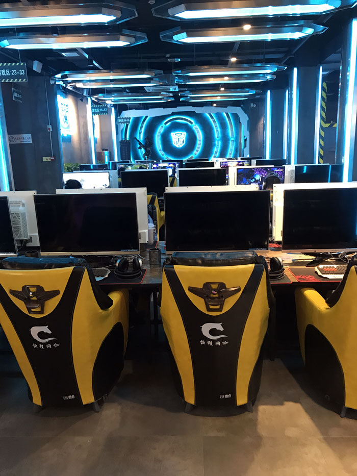 金艾陶現(xiàn)代仿古磚案例:別說(shuō)了,一起去這個(gè)1000方的網(wǎng)咖開黑!