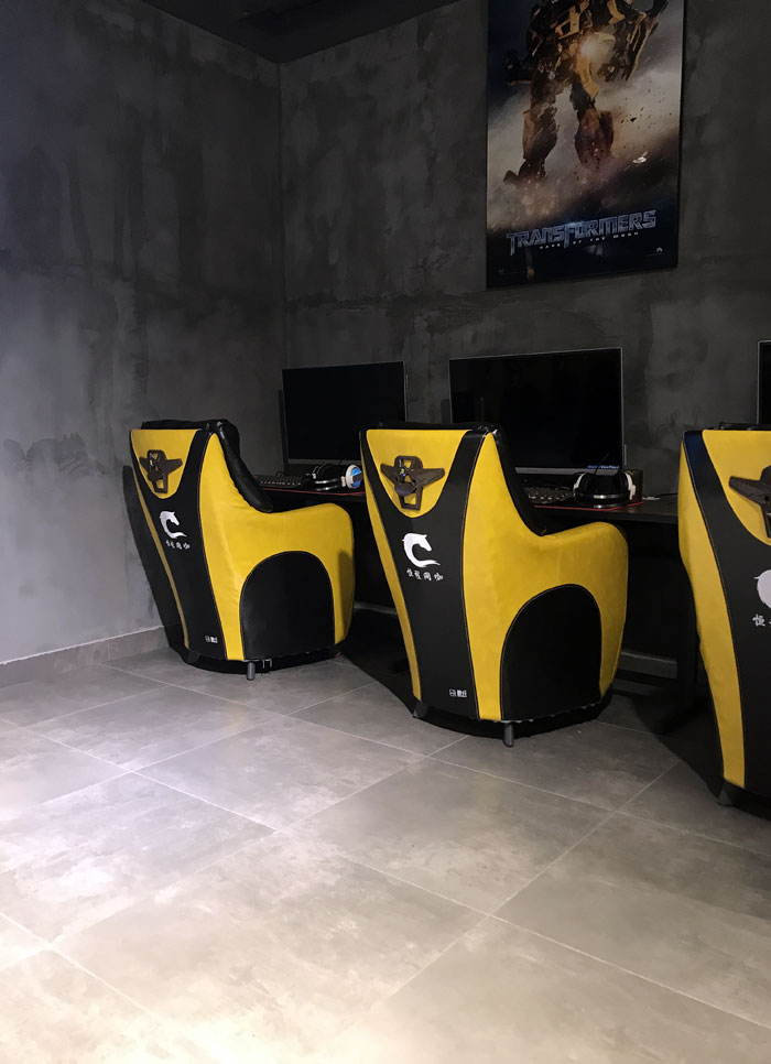 金艾陶現(xiàn)代仿古磚案例:別說(shuō)了,一起去這個(gè)1000方的網(wǎng)咖開黑!