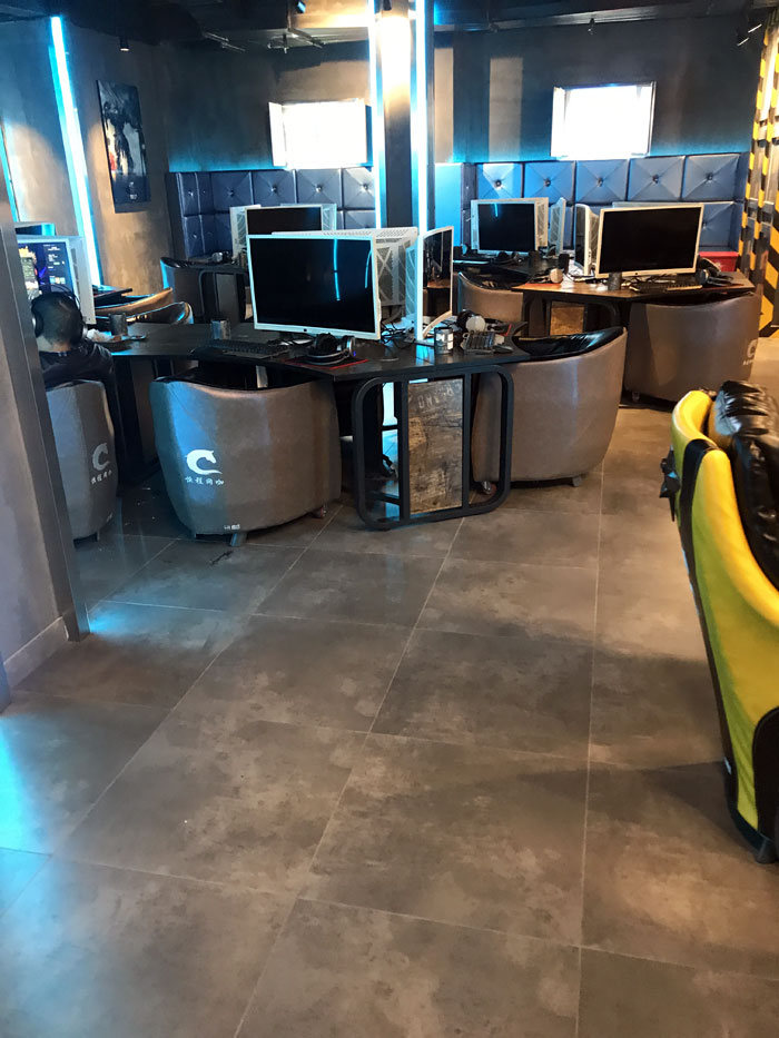 金艾陶現(xiàn)代仿古磚案例:別說(shuō)了,一起去這個(gè)1000方的網(wǎng)咖開黑!