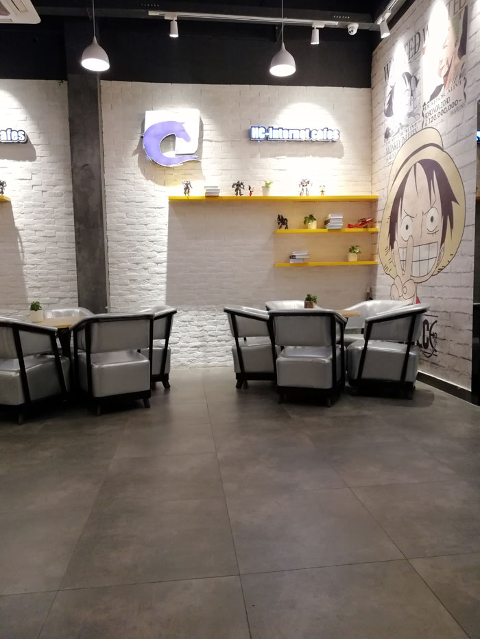 金艾陶現(xiàn)代仿古磚案例:別說(shuō)了,一起去這個(gè)1000方的網(wǎng)咖開黑!