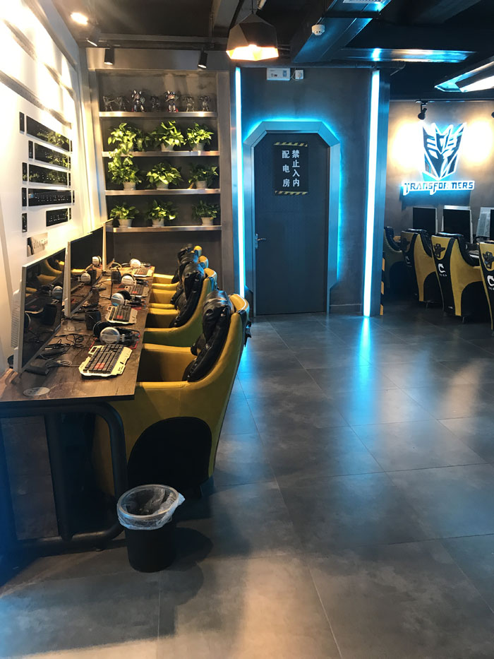 金艾陶現(xiàn)代仿古磚案例:別說(shuō)了,一起去這個(gè)1000方的網(wǎng)咖開黑!