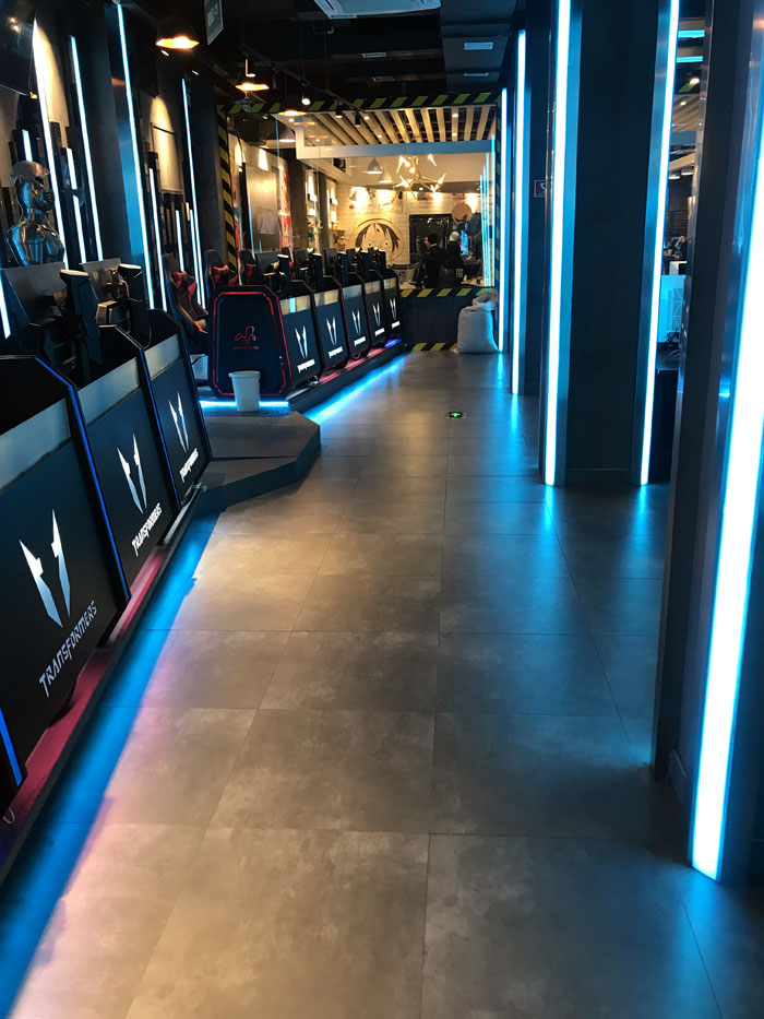 金艾陶現(xiàn)代仿古磚案例:別說(shuō)了,一起去這個(gè)1000方的網(wǎng)咖開黑!